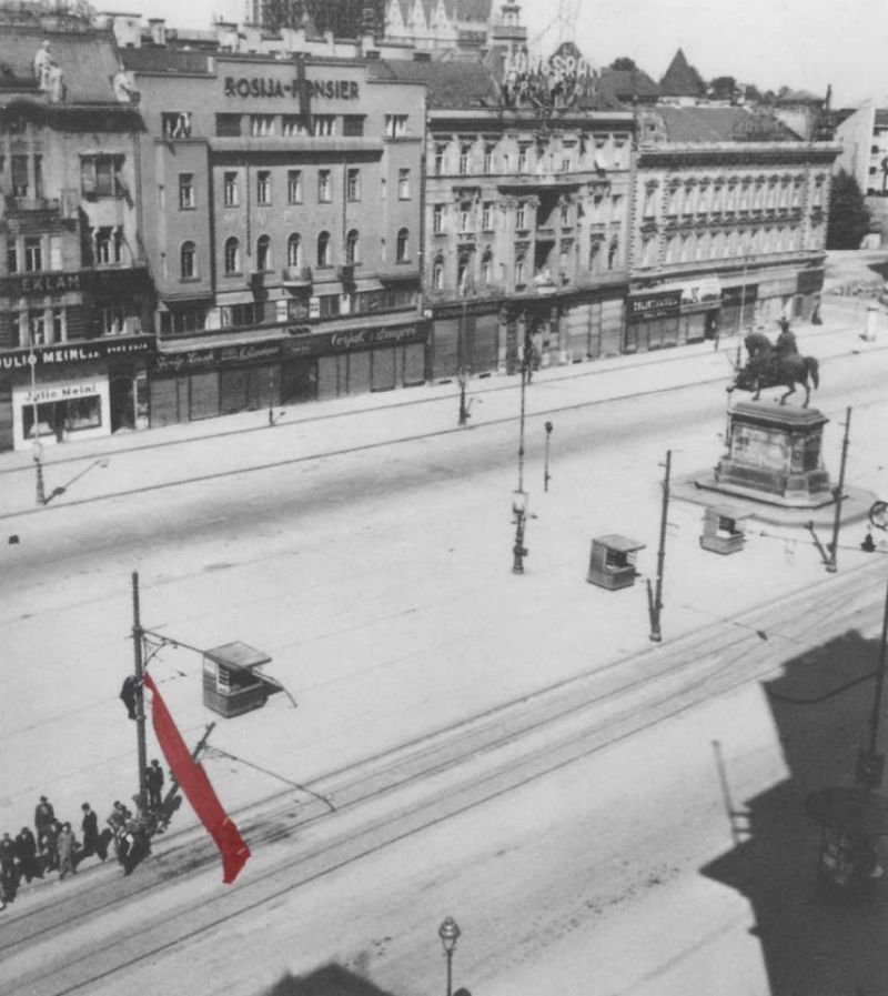 Zagreb, 8. svibnja 1945. godine. Tramvajci ističu crvenu zastavu